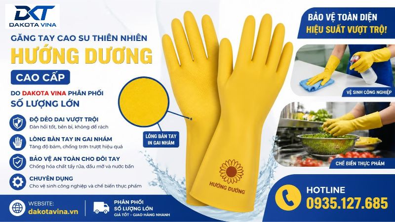 Đôi găng tay cao su bảo hộ nhãn hiệu Hướng Dương màu vàng nổi bật. Bề mặt lòng bàn tay và các ngón tay có các vân gai nhám nhỏ chống trượt, phần cổ tay dài và loe rộng giúp nước không bị trào ngược vào trong