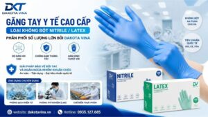 Hộp găng tay y tế Nitrile không bột màu xanh dương chuyên dụng cho phòng sạch và chế biến thực phẩm. Hộp giấy hình chữ nhật dạng rút, bên cạnh là một vài chiếc găng tay cao su tổng hợp siêu dai, ôm sát tay và có đầu ngón nhám