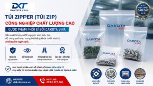 Các loại túi zipper công nghiệp (túi zip chỉ đỏ) bằng nhựa PE trong suốt với nhiều kích thước khác nhau. Miệng túi có đường khóa miết chắc chắn, bên trong đang chứa các linh kiện cơ khí và ốc vít, chuyên dùng cho đóng gói phân loại tại nhà máy